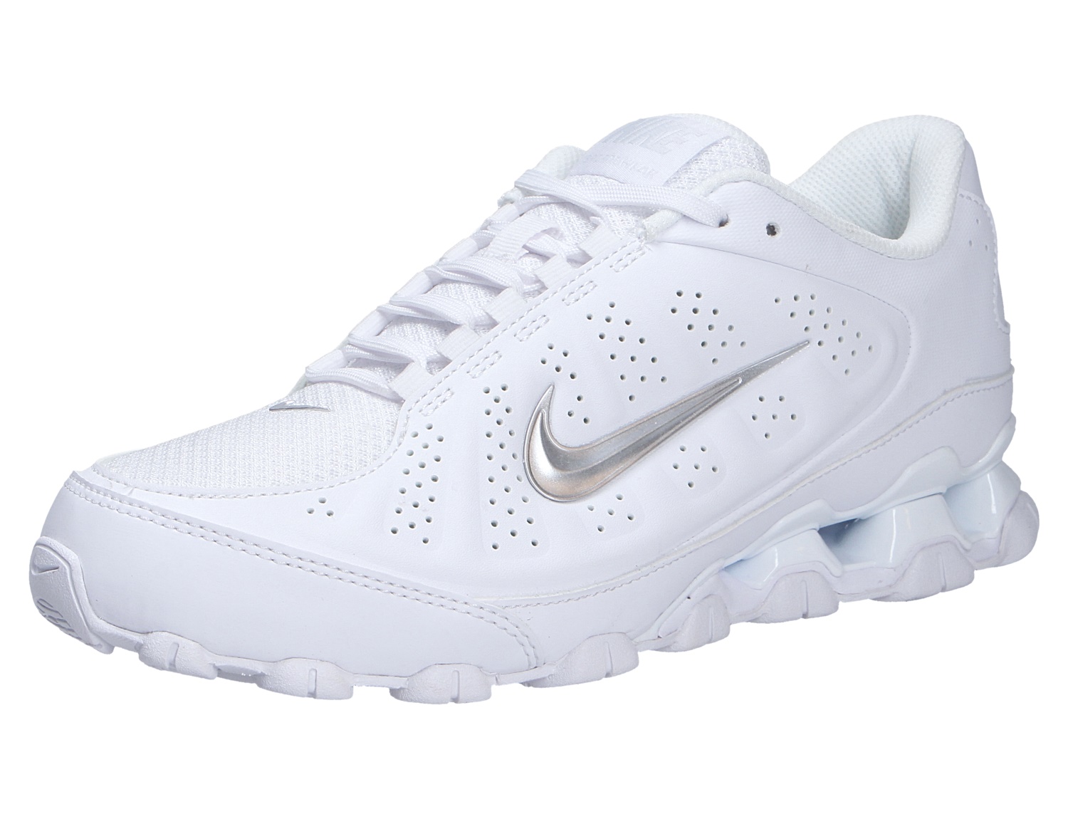 Nike Reax 8 Nsw Sl in Weiß, seitliche Ansicht des Sneakers mit silbernem Swoosh, Perforationen und markanter Reax-Dämpfungssohle