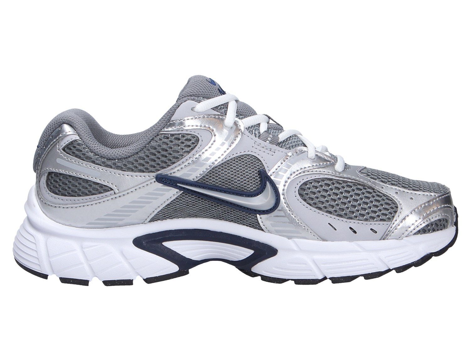 Nike V5 RNR Sneaker in Silber, Grau und Weiß mit Mesh-Obermaterial, markanter Laufsohle und seitlichem Swoosh in der Seitenansicht