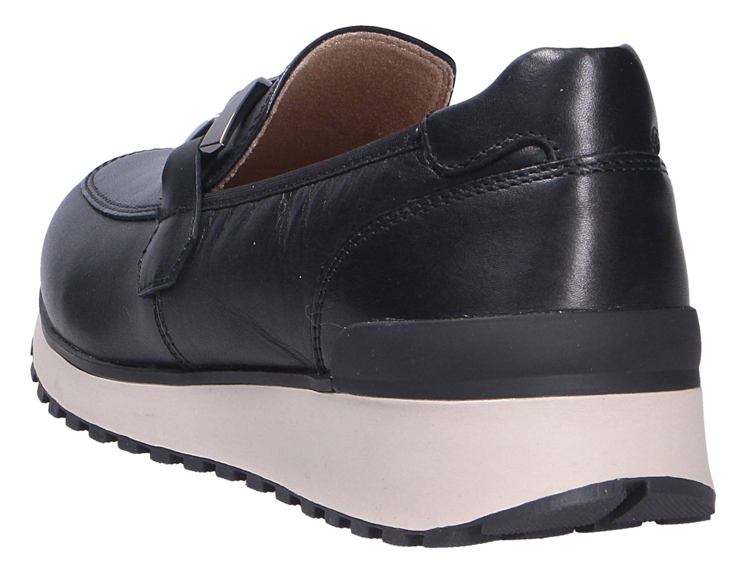 Caprice Damen Slipper, schwarzer Lederschuh mit dekorativer Spange und heller Plateausohle in Rück- und Seitenansicht