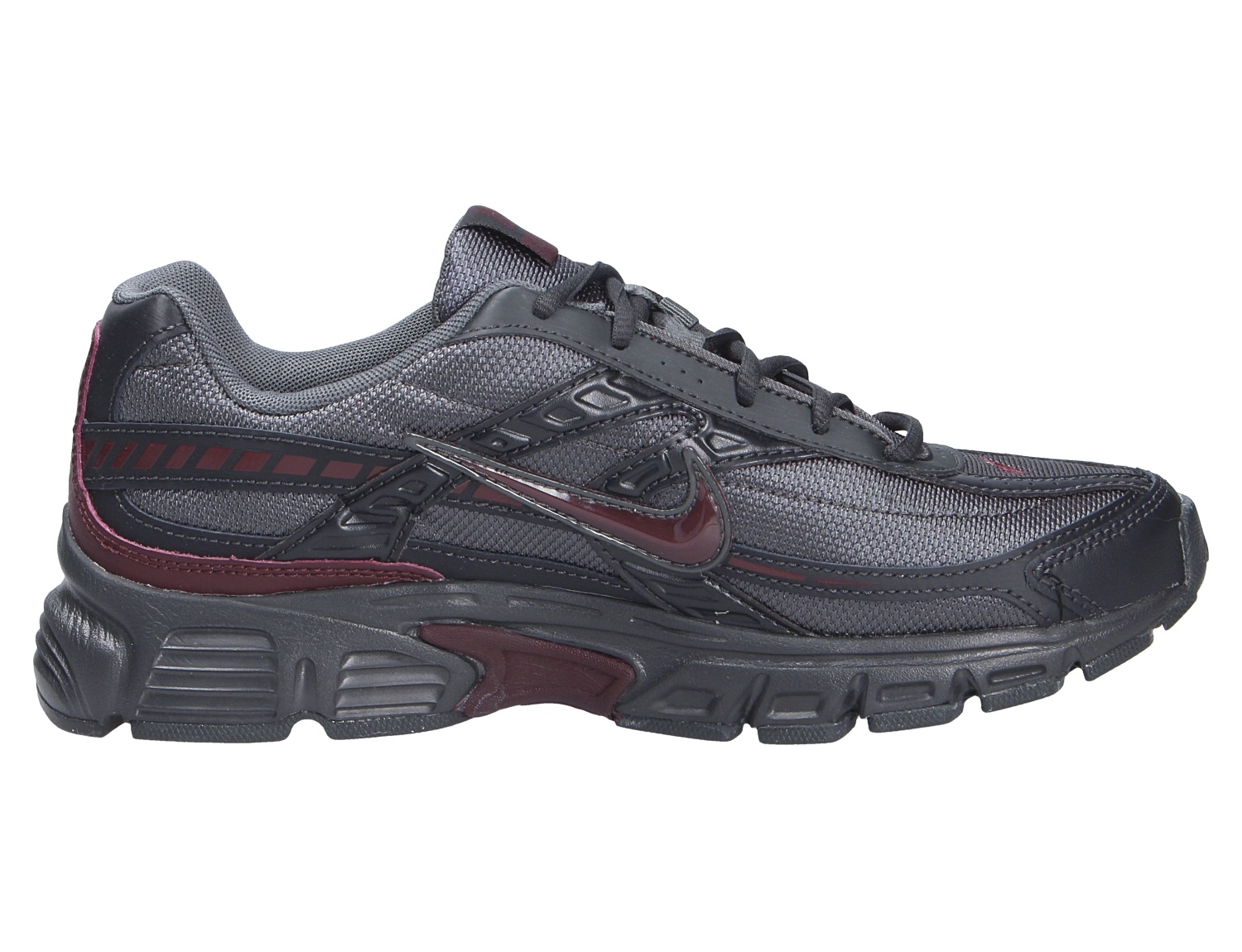 Nike Initiator Sneaker in Grau und Schwarz mit bordeauxroten Akzenten, seitliche Produktansicht mit Mesh-Obermaterial und markanter Laufsohle