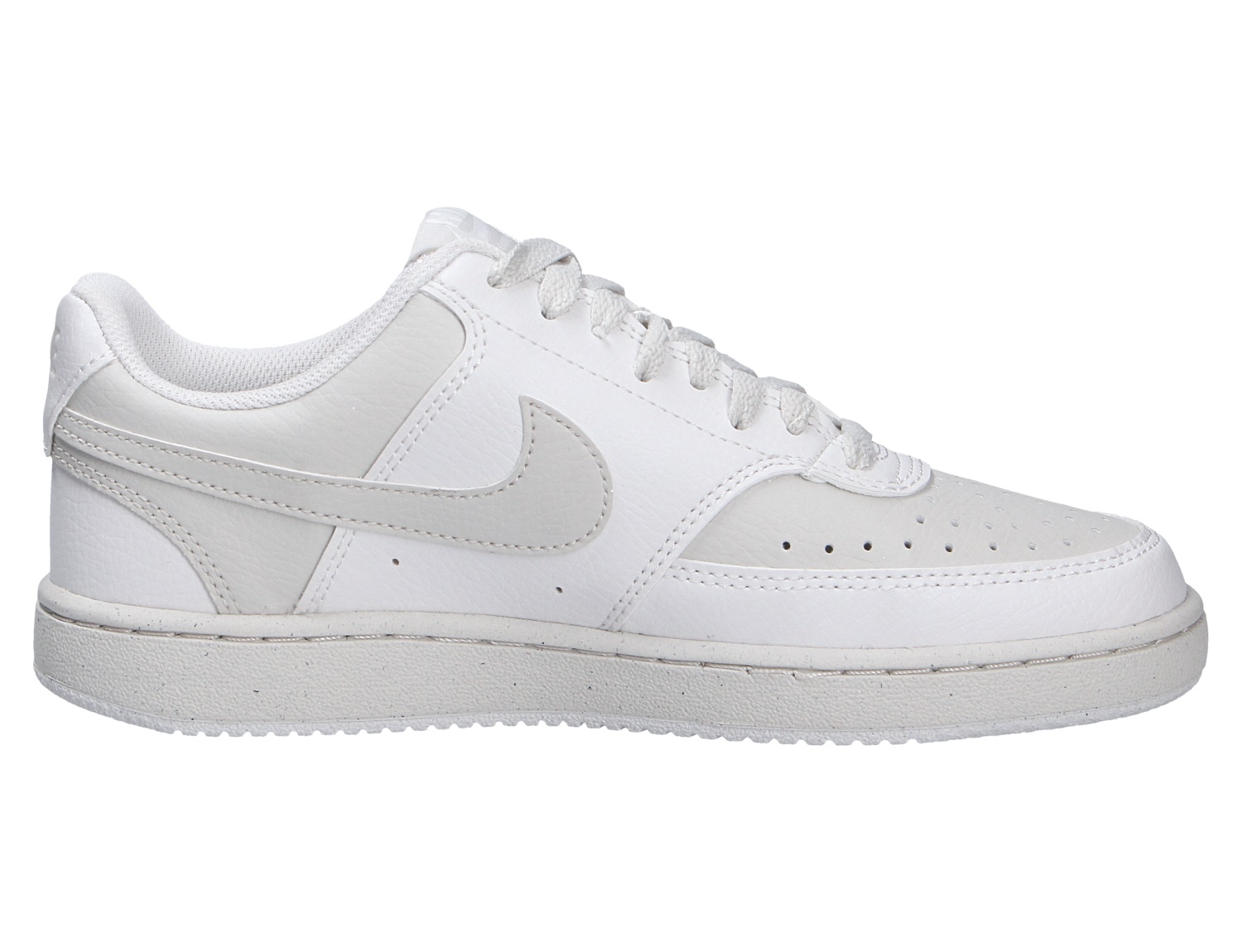 Nike Court Vision Lo, weißer Low-Top-Sneaker aus Lederoptik mit Schnürung und Swoosh in seitlicher Ansicht