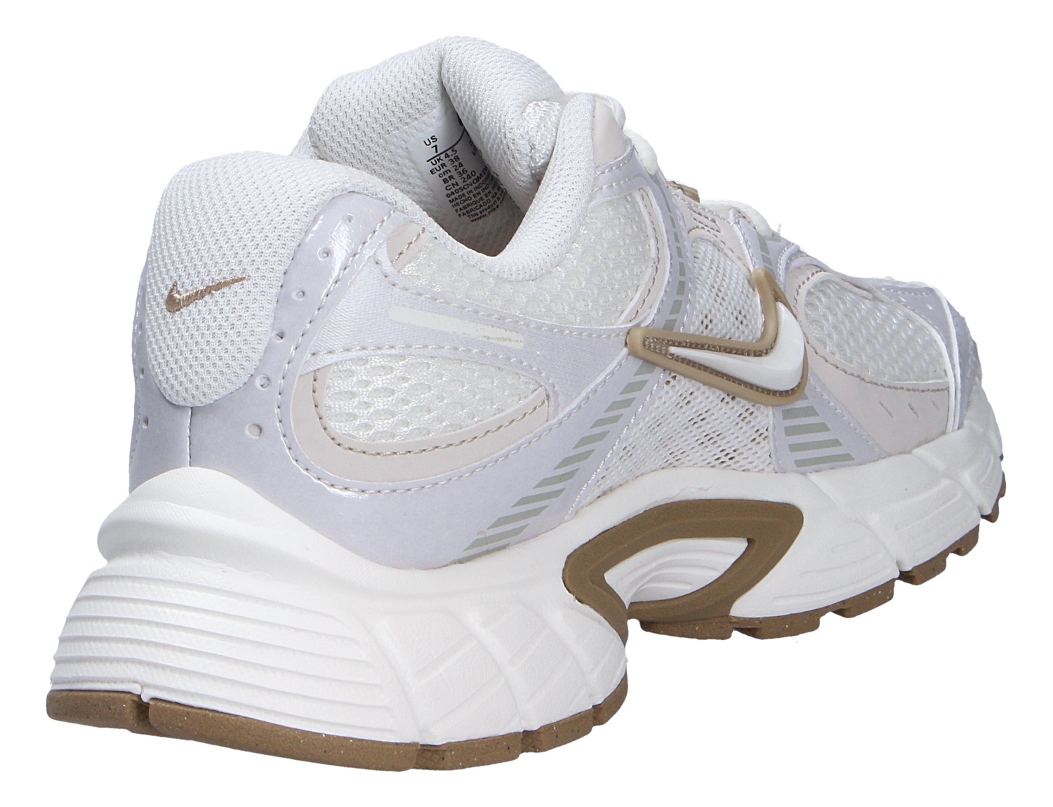 Nike V5 RNR Sneaker in Weiß mit Mesh-Obermaterial, beigen Details und markanter Sohle, gezeigt in Rück- und Seitenansicht