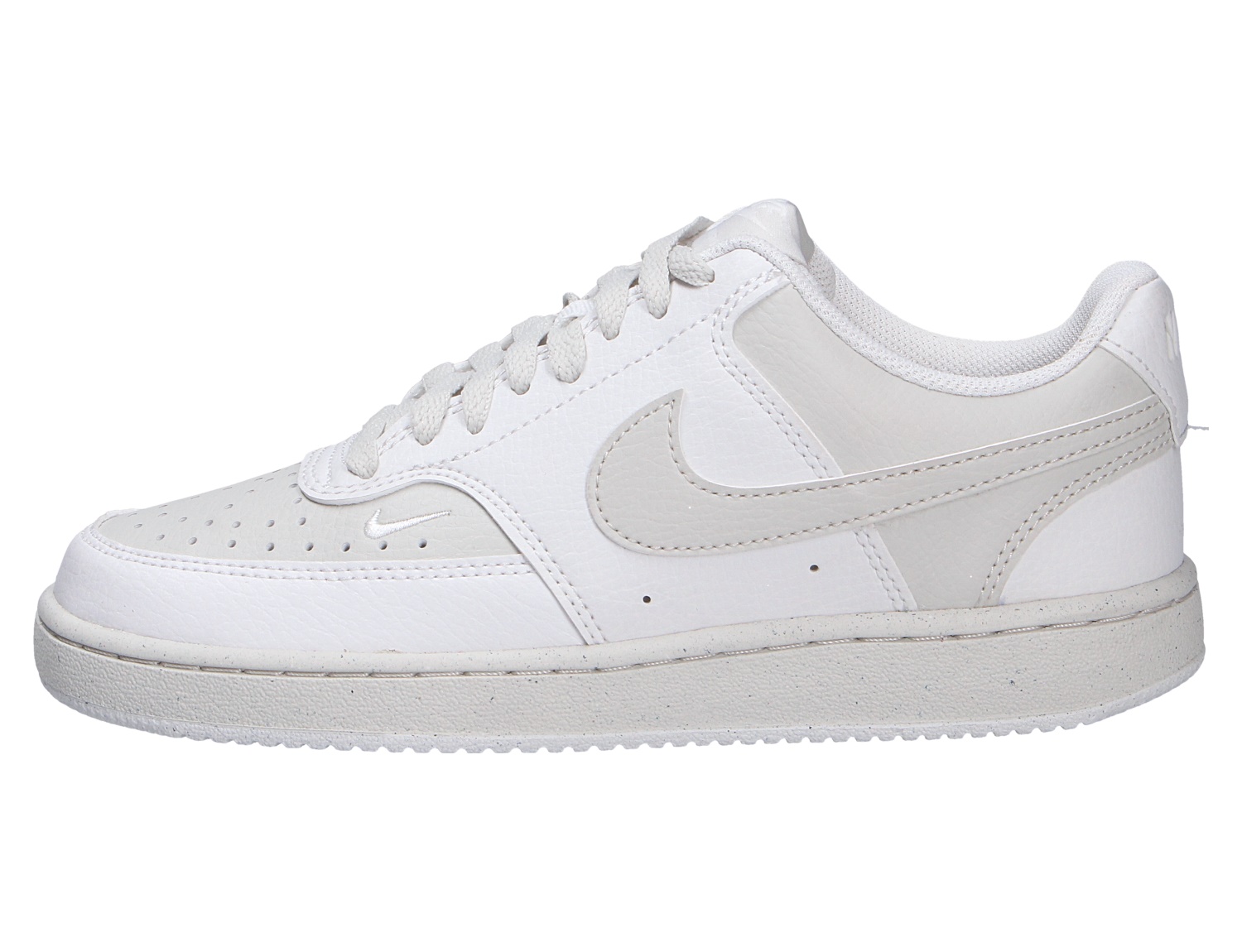 Nike Court Vision Lo von Nike, weißer Low-Top-Sneaker aus Lederoptik in der Seitenansicht mit Swoosh-Logo und Schnürung