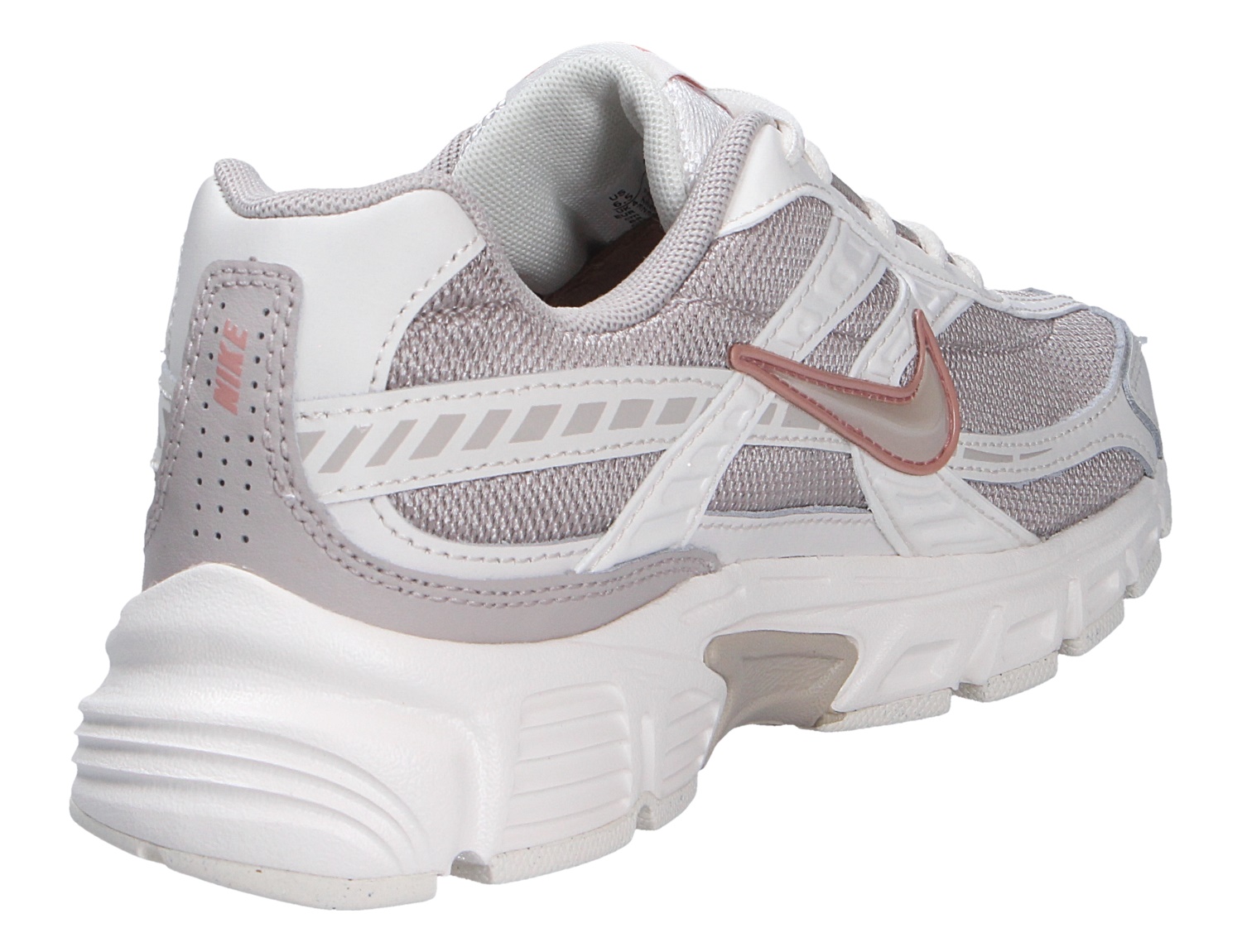 Nike Initiator Sneaker für Damen in Weiß und Rosé mit Mesh-Obermaterial, markanter Dämpfungssohle und Swoosh in der Seitenansicht