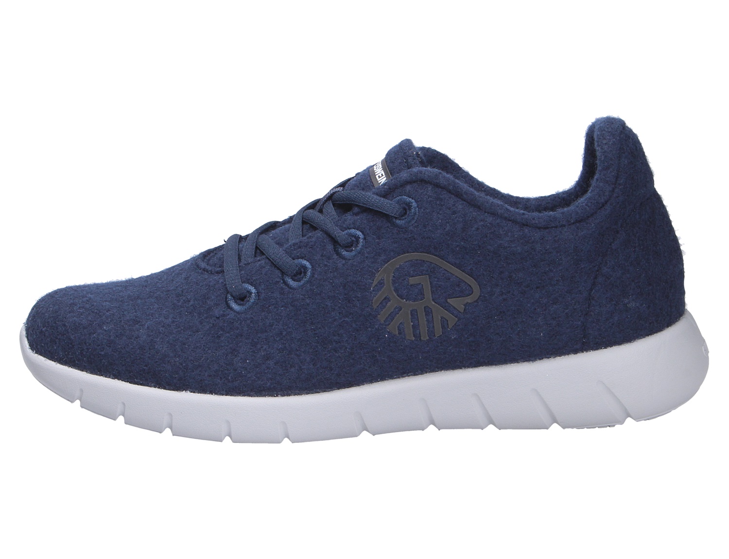 Seitliche Ansicht des Giesswein MERINO RUNNERS MEN Herren-Sneakers aus dunkelblauer Merinowolle mit Schnürung und weißer Laufsohle
