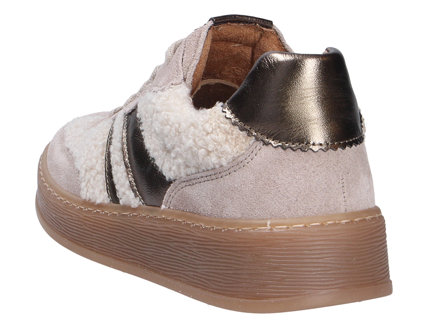 Gabor Damen Sneaker in Beige aus Veloursleder mit Teddyfell-Einsatz, metallicfarbener Fersenkappe und brauner Plateausohle, Ansicht von hinten schräg