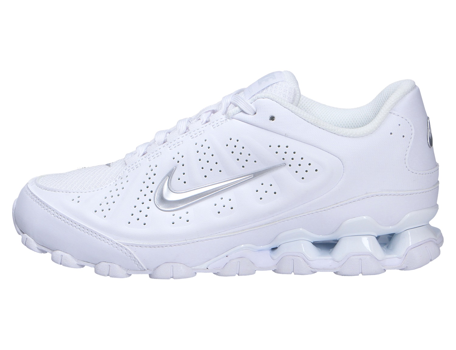 Nike Reax 8 Nsw Sl weißer Sneaker mit silbernem Swoosh und markanter Reax-Dämpfungssohle in der Seitenansicht