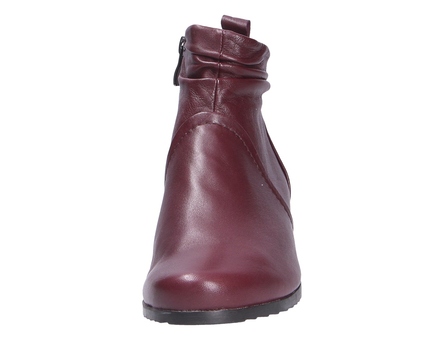 Caprice Damen Stiefel in Bordeaux, Frontansicht eines eleganten Kurzstiefels mit glattem Leder und gerafftem Schaft