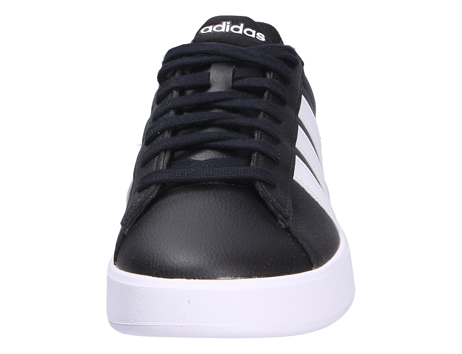 Frontansicht des Adidas GRAND COURT 3.0 Sneakers in Schwarz mit weißen 3-Streifen und weißer Sohle