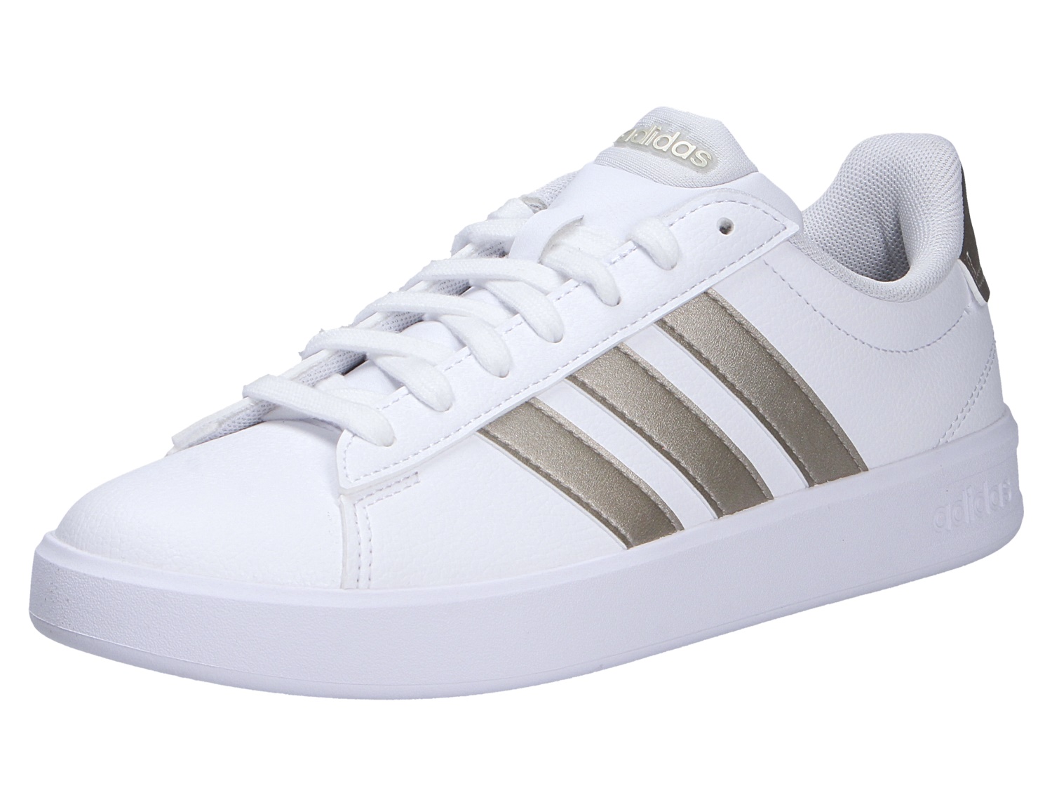Adidas GRAND COURT 3.0 Sneaker, weißer Freizeitschuh mit silbernen 3-Streifen und Schnürung in seitlicher Ansicht