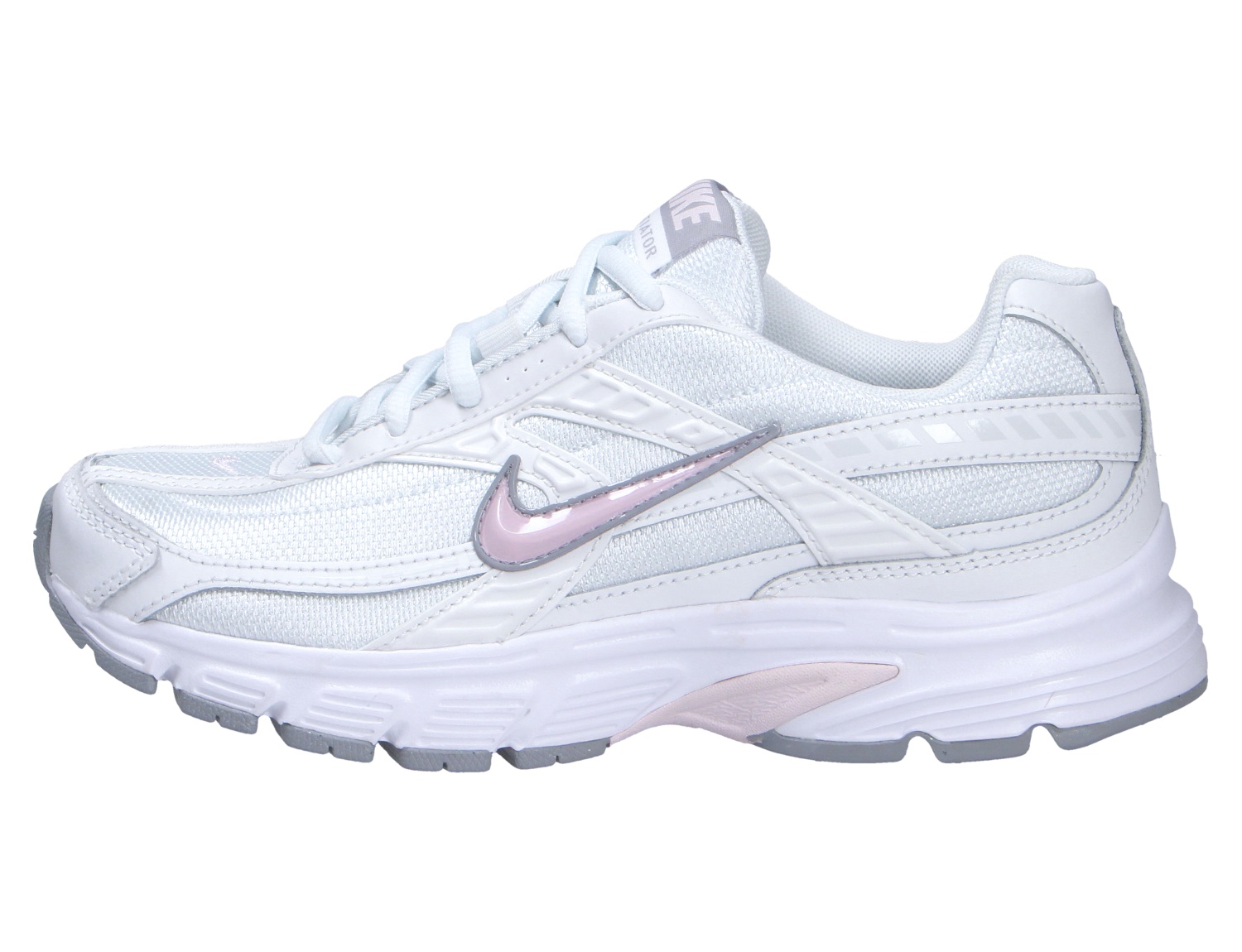 Nike Initiator Sneaker in Weiß mit rosa Swoosh und grauer Laufsohle, Seitenansicht des Sportschuhs