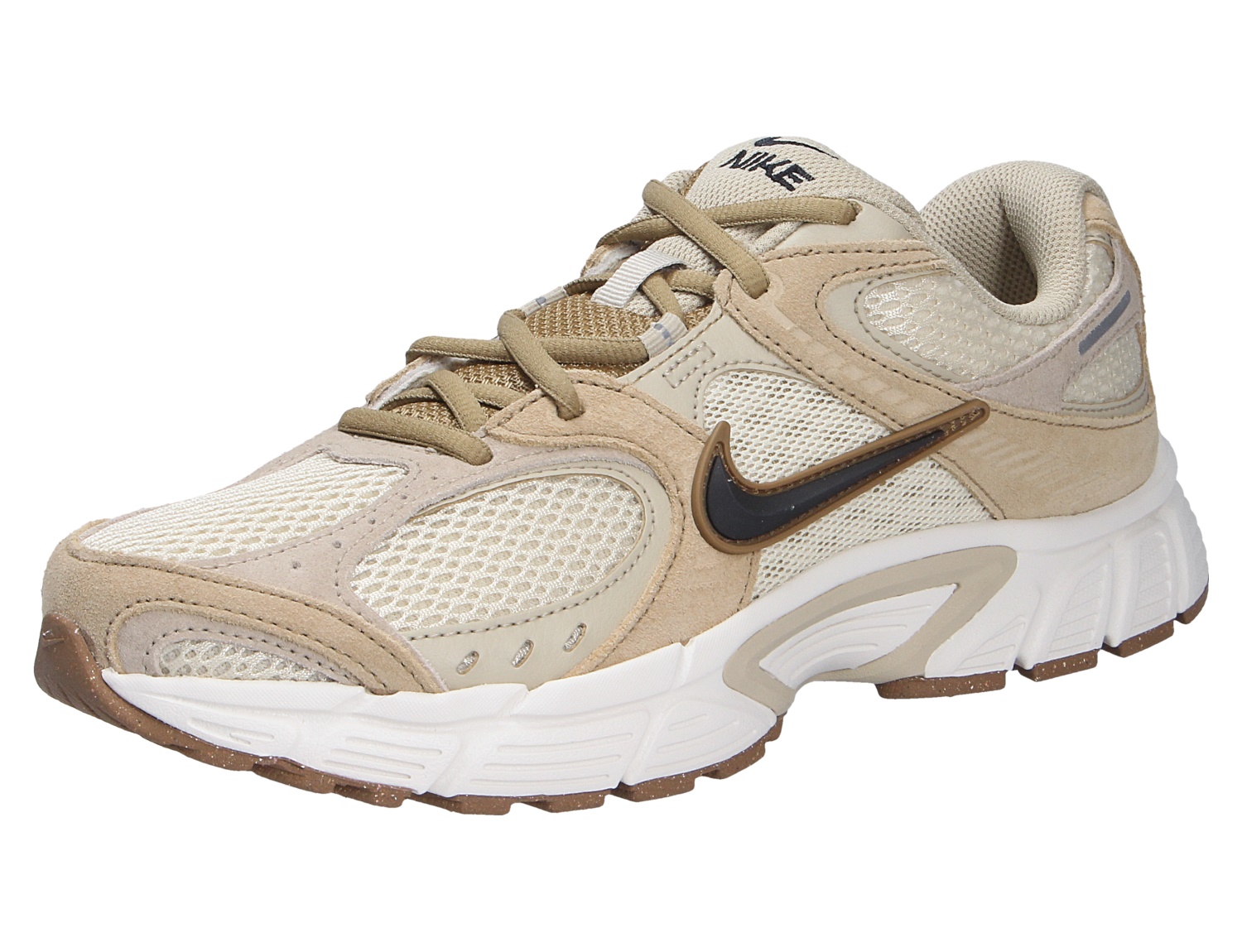 Nike V5 RNR Sneaker in Beige und Creme, Seitenansicht mit atmungsaktivem Mesh, Wildleder-Overlays, gepolsterter Sohle und braunem Swoosh