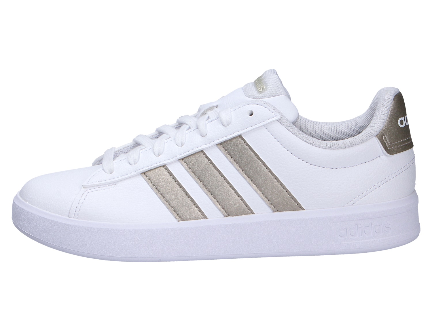Adidas GRAND COURT 3.0 Sneaker, Seitenansicht, weiß mit silbernen 3-Streifen und weißer Sohle