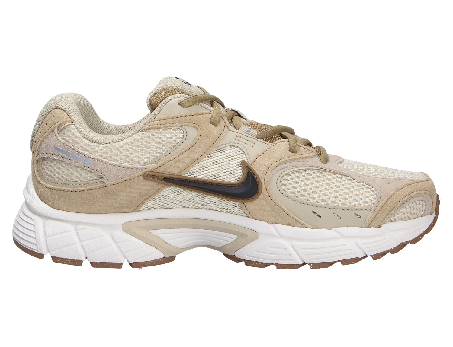 Nike V5 RNR Sneaker in Beige und Creme mit Mesh-Obermaterial, Wildleder-Overlays und markanter weißer Sohle in der Seitenansicht