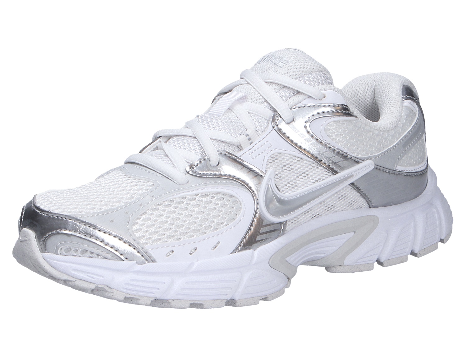 Nike V5 RNR Sneaker in Weiß und Silber mit Mesh-Obermaterial, markantem Swoosh und profilierter Sohle in Seitenansicht