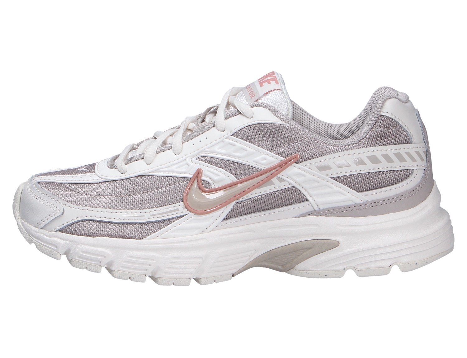 Nike Initiator Sneaker für Damen in Weiß und Hellgrau mit Mesh-Obermaterial, weißen Overlays und roségoldenem Swoosh in der Seitenansicht