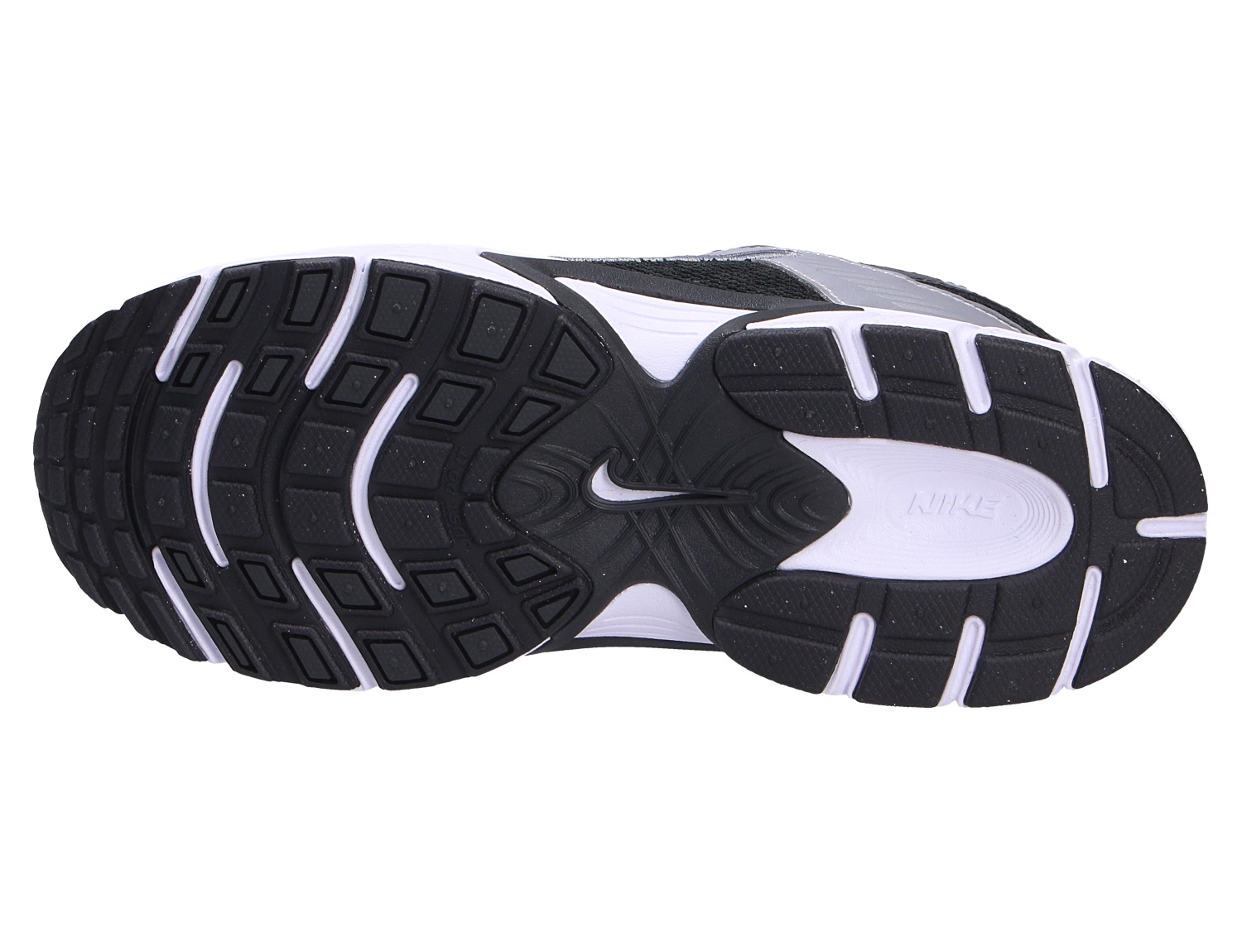 Unteransicht der schwarzen Laufsohle des Nike V5 RNR Kinderschuhs mit griffigem Profil und weißer Dämpfungssohle für Alltag, Schule und Freizeit