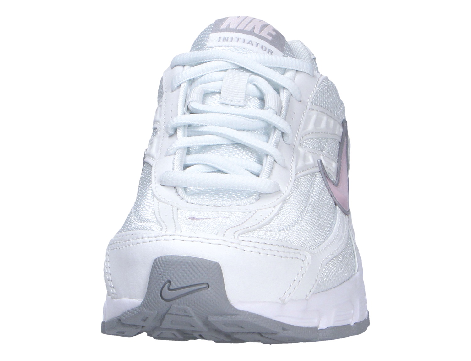 Frontalansicht des weißen Nike Initiator Sneakers mit Schnürung, Mesh-Obermaterial und markantem Swoosh