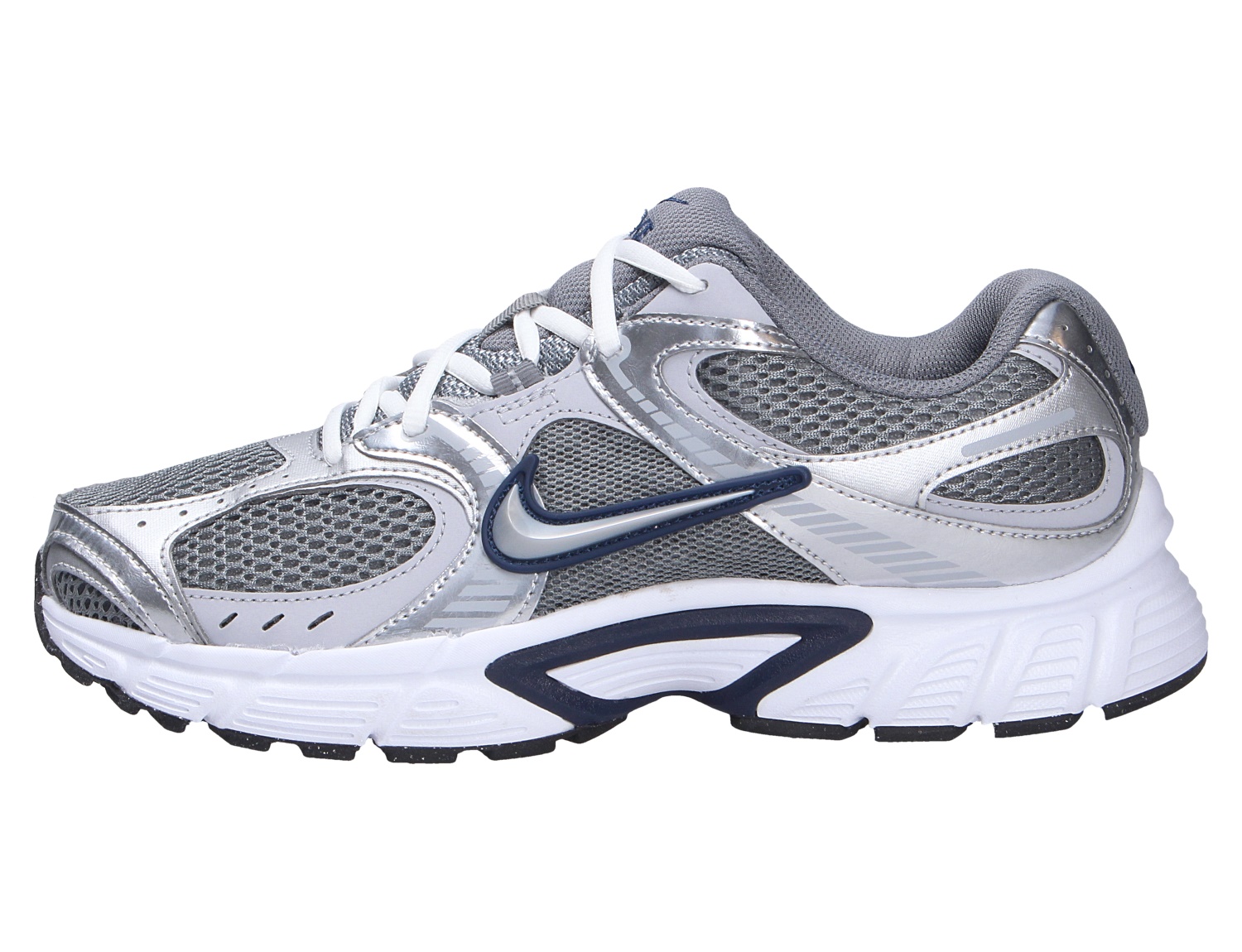 Nike V5 RNR Sneaker, Seitenansicht, in Silber, Grau und Weiß mit atmungsaktivem Mesh, weißer Schnürung und markanter Laufsohle