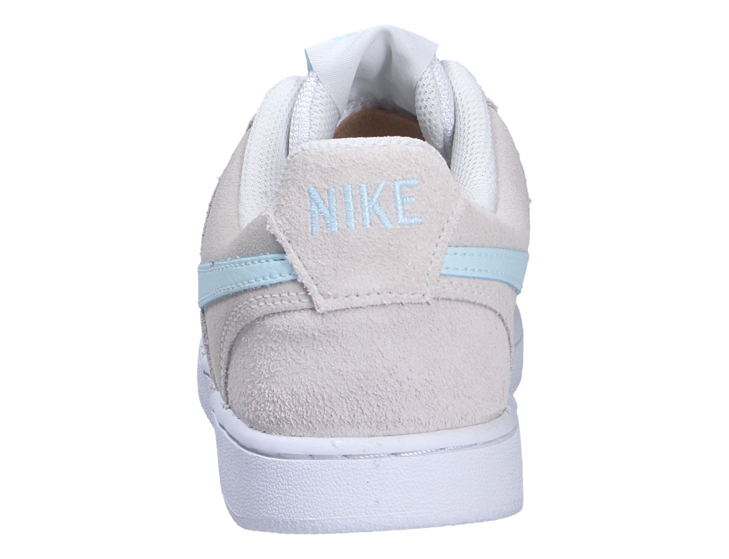 Rückansicht des Nike Court Vision Lo Sneakers in Weiß mit hellblauen Akzenten und gesticktem Nike Logo an der Ferse