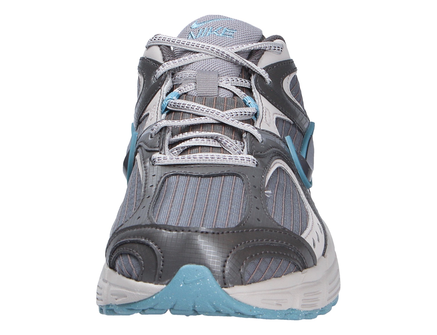 Frontalansicht des Nike V5 RNR Ripstop Sneakers in Grau mit blauen Details und strukturierter Ripstop-Oberfläche