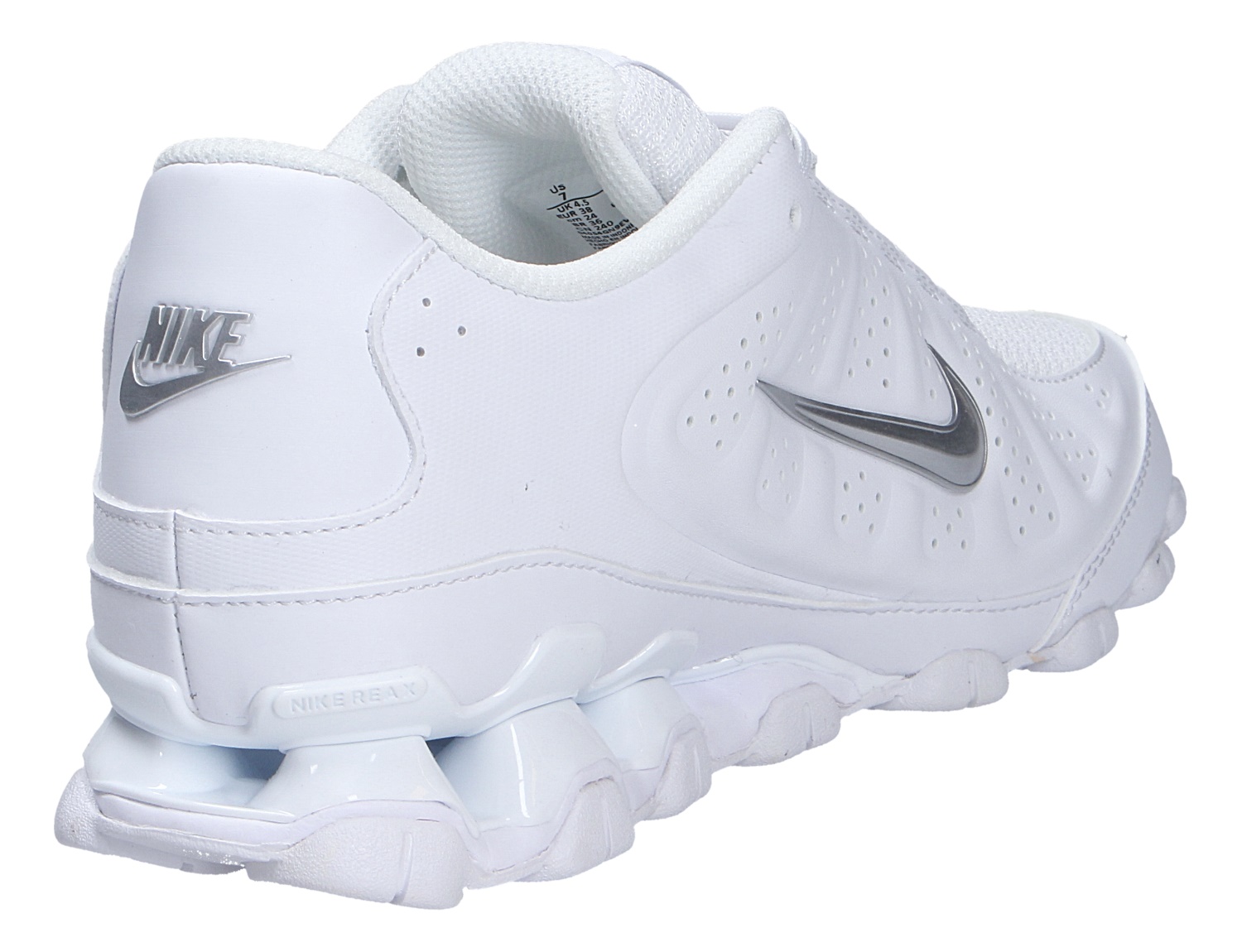 Nike Reax 8 Nsw Sl weißer Sneaker mit silbernem Swoosh, perforiertem Obermaterial und Reax-Dämpfung in Rück- und Seitenansicht