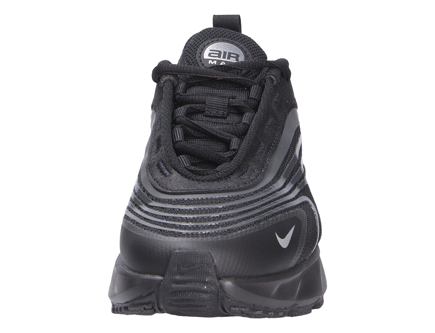 Frontalansicht des Nike Air Max Fire Sneakers in Schwarz mit Schnürung, markanter Linienstruktur und Swoosh-Logo