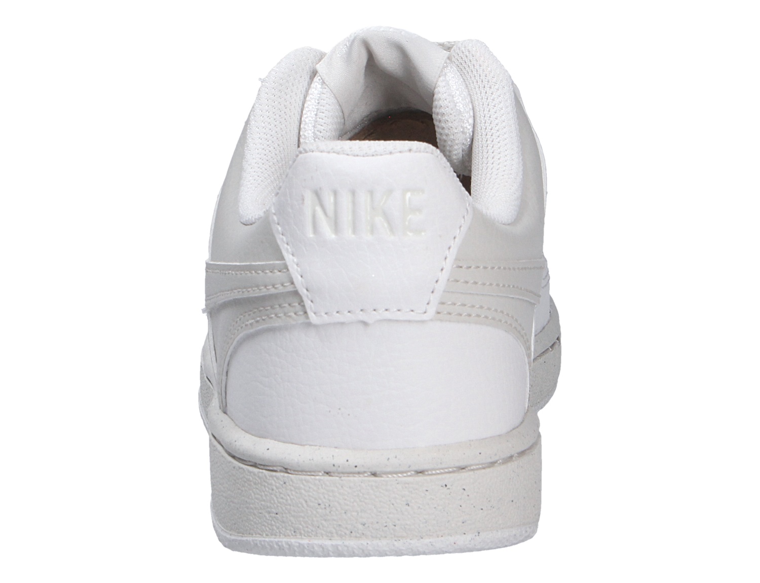 Rückansicht des weißen Nike Court Vision Lo Sneakers mit gepolstertem Einstieg, strukturierter Ferse und geprägtem Nike-Logo