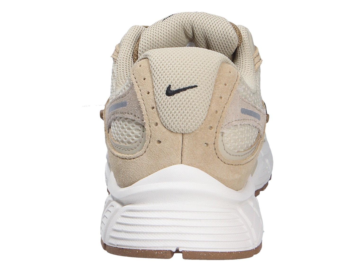 Rückansicht des Nike V5 RNR Sneakers in Beige und Weiß mit Mesh, Wildleder-Overlays und markanter weißer Sohle