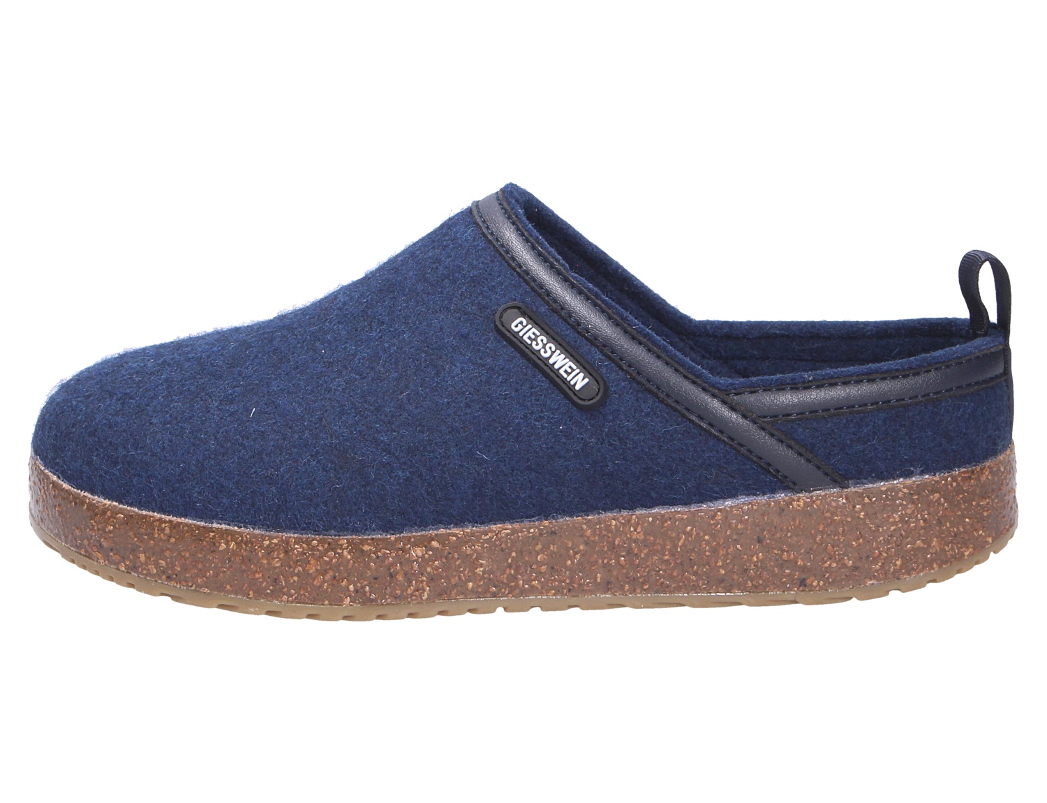 Seitliche Ansicht des Giesswein WOOL CLOG in Dunkelblau aus Wollfilz mit geschlossener Front und brauner Korksohle