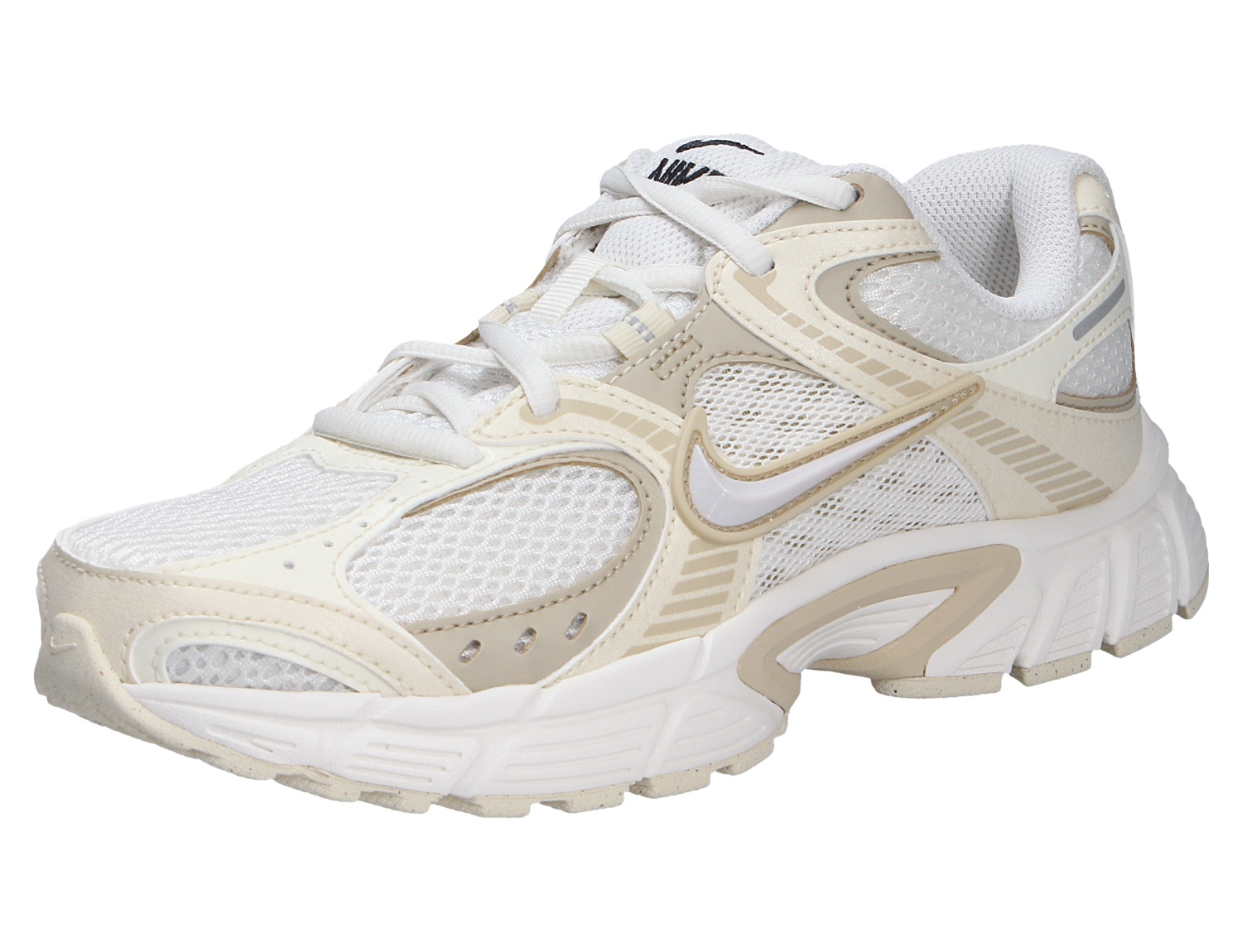Nike V5 RNR Sneaker in Weiß und Creme, seitliche Ansicht mit atmungsaktivem Mesh, strukturierten Overlays und robuster Profilsohle
