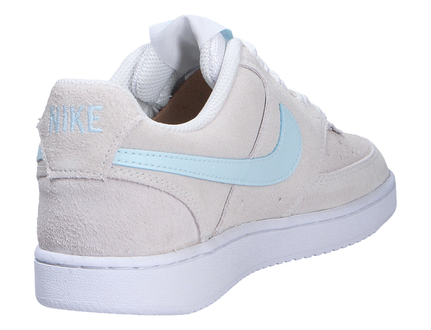 Nike Court Vision Lo Low-Top-Sneaker aus weißem Wildleder mit hellblauem Swoosh und weißer Sohle in Rück- und Seitenansicht