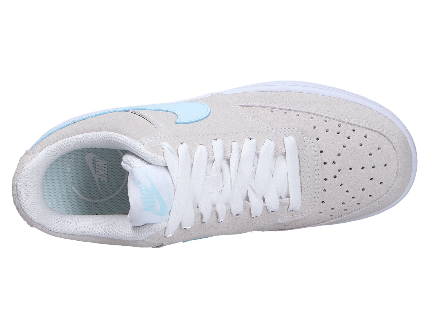 Draufsicht auf den Nike Court Vision Lo Sneaker in Weiß mit hellblauem Swoosh, weißer Schnürung und perforierter Zehenpartie