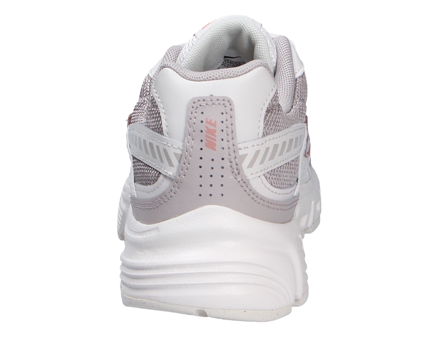 Rückansicht des Nike Initiator Sneakers in Weiß mit atmungsaktivem Mesh, Fersendetail und dicker Laufsohle