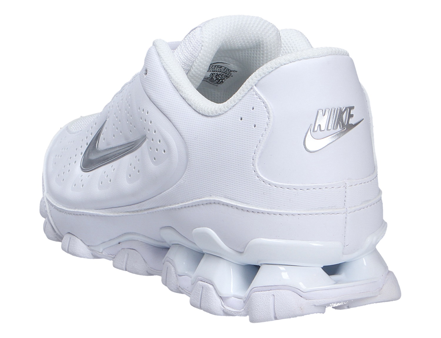 Nike Reax 8 Nsw Sl weißer Sneaker mit silbernem Swoosh und Reax-Dämpfung, Ansicht von hinten seitlich