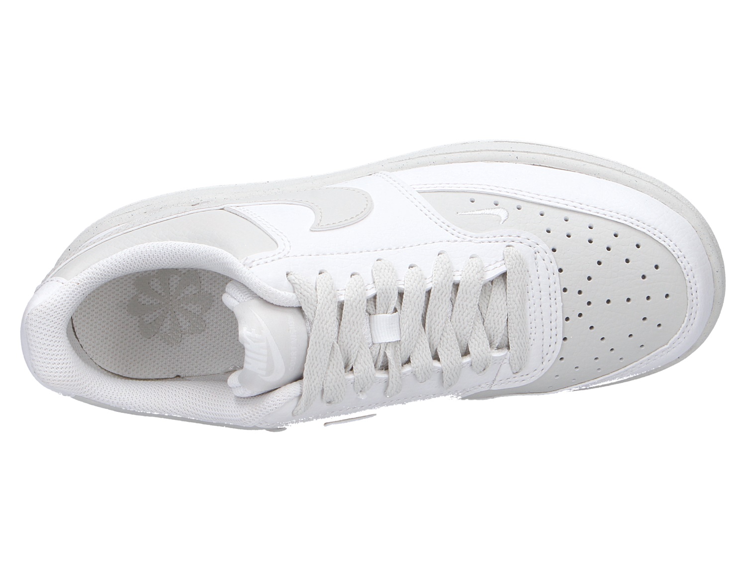 Nike Court Vision Lo in Weiß, Low-Top-Sneaker aus Leder mit Schnürung und perforierter Zehenbox in der Draufsicht