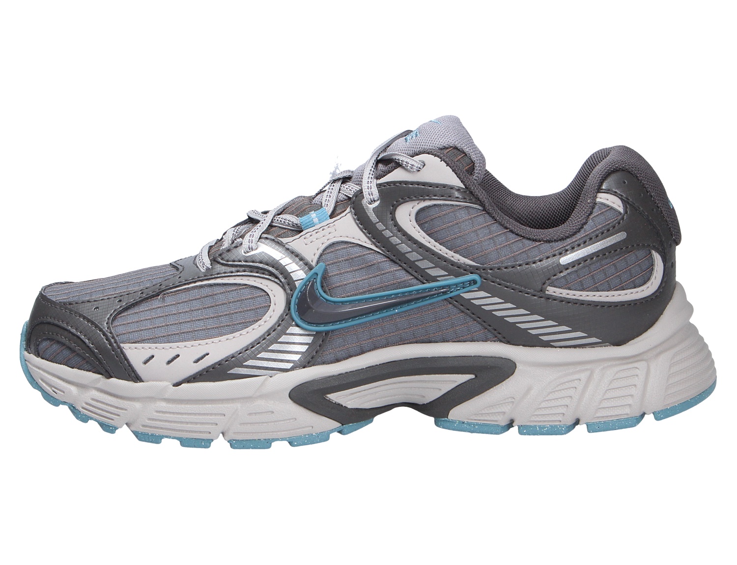 Nike V5 RNR Ripstop Sneaker in Grau mit hellblauen Akzenten und robuster Sohle in der Seitenansicht