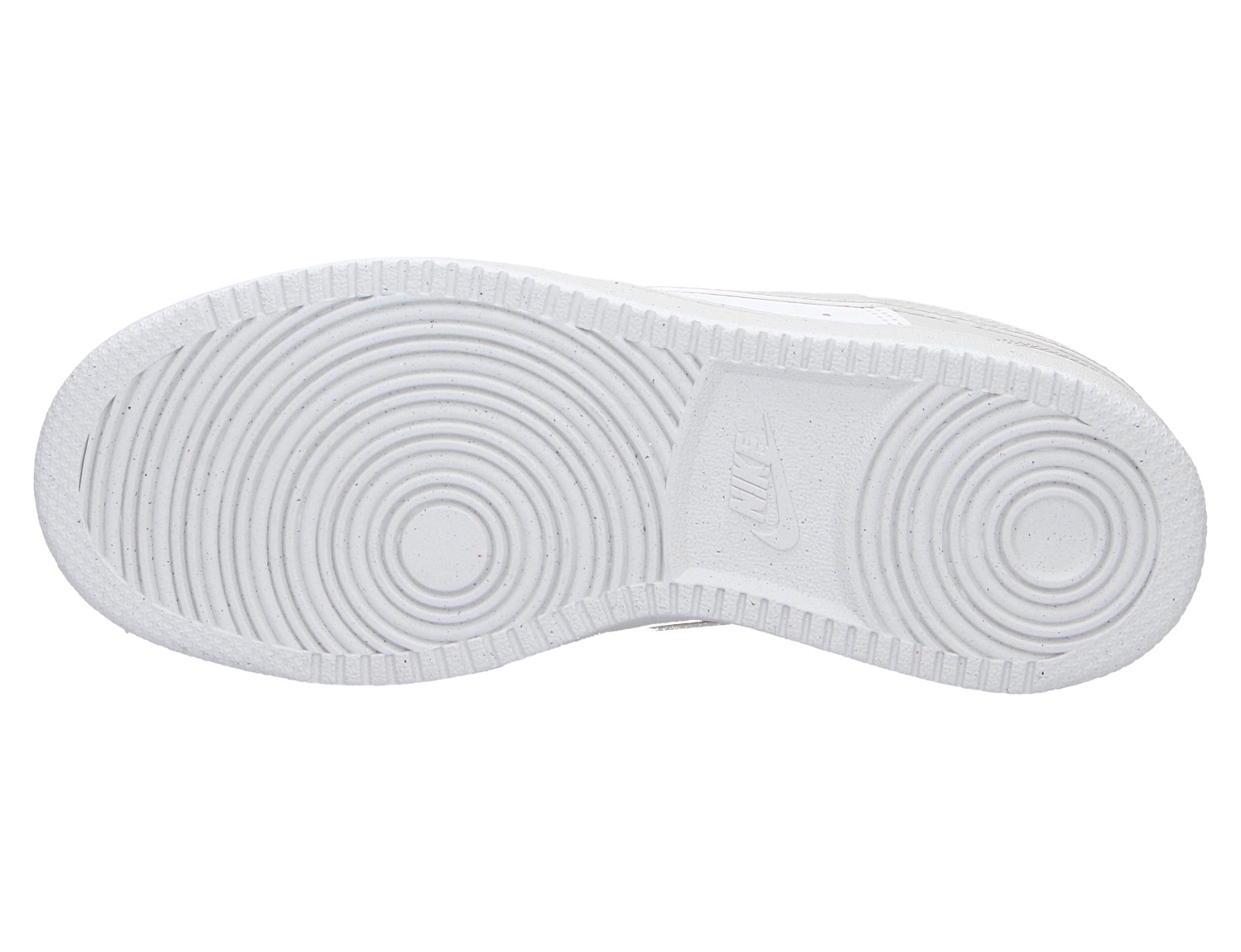 Unteransicht der weißen Gummisohle des Nike Court Vision Lo Sneakers mit kreisförigem Traktionsprofil und Nike-Logo in der Mitte