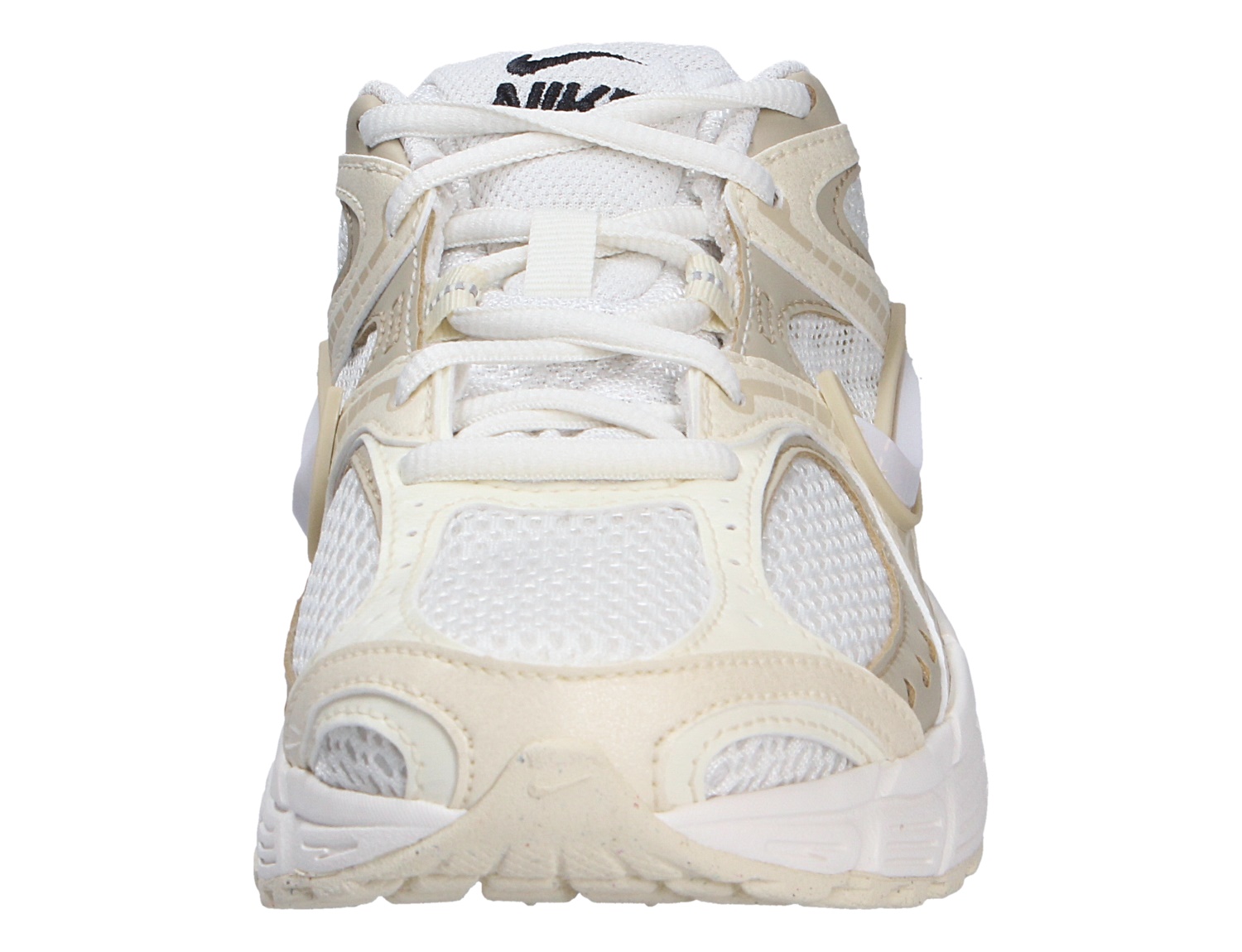 Vorderansicht des Nike V5 RNR Sneakers in Cremeweiß mit Mesh-Obermaterial, markanten Overlays und weißer Sohle