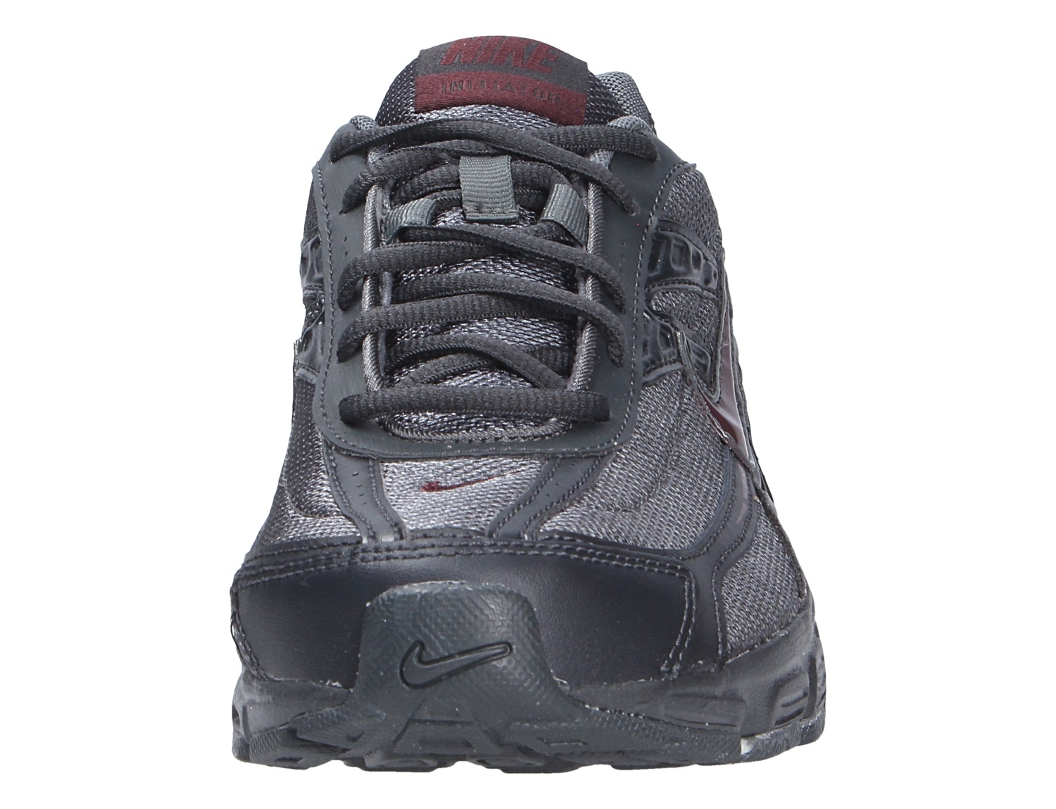 Frontansicht des Nike Initiator Sneakers in Schwarz und Grau mit Schnürung, Mesh-Obermaterial und gepolsterter Sohle.