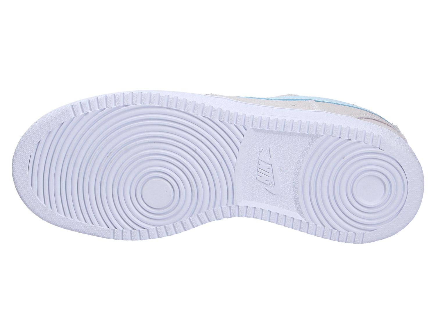 Nike Court Vision Lo Sneaker, Detailansicht der weißen Außensohle mit kreisförigem Traktionsprofil und Nike Logo