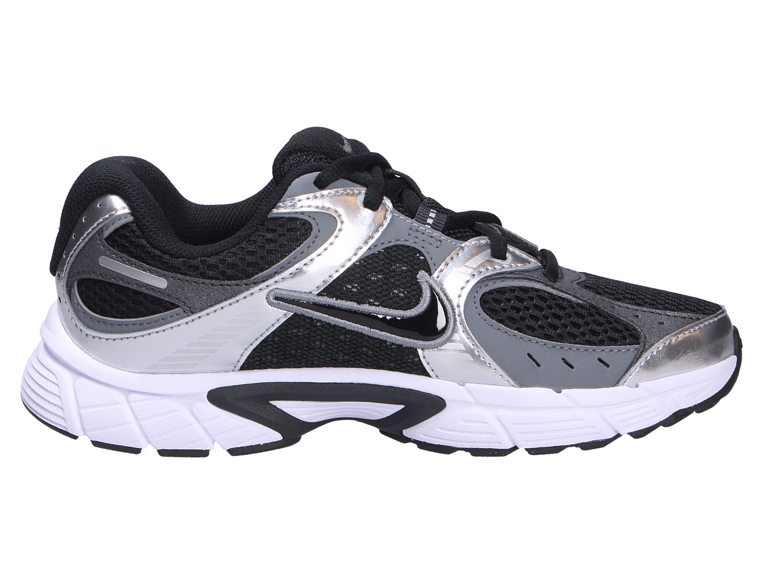 Seitenansicht des Nike V5 RNR Kinderschuhs in Schwarz, Silber und Weiß mit Mesh-Obermaterial und robuster Sohle für Schule, Alltag und Freizeit