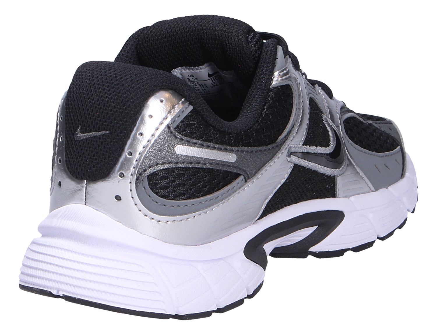 Rückansicht des Nike V5 RNR Kinderschuhs in Schwarz und Silber mit gepolstertem Schaft und sportlicher Sohle für Alltag, Schule und Freizeit