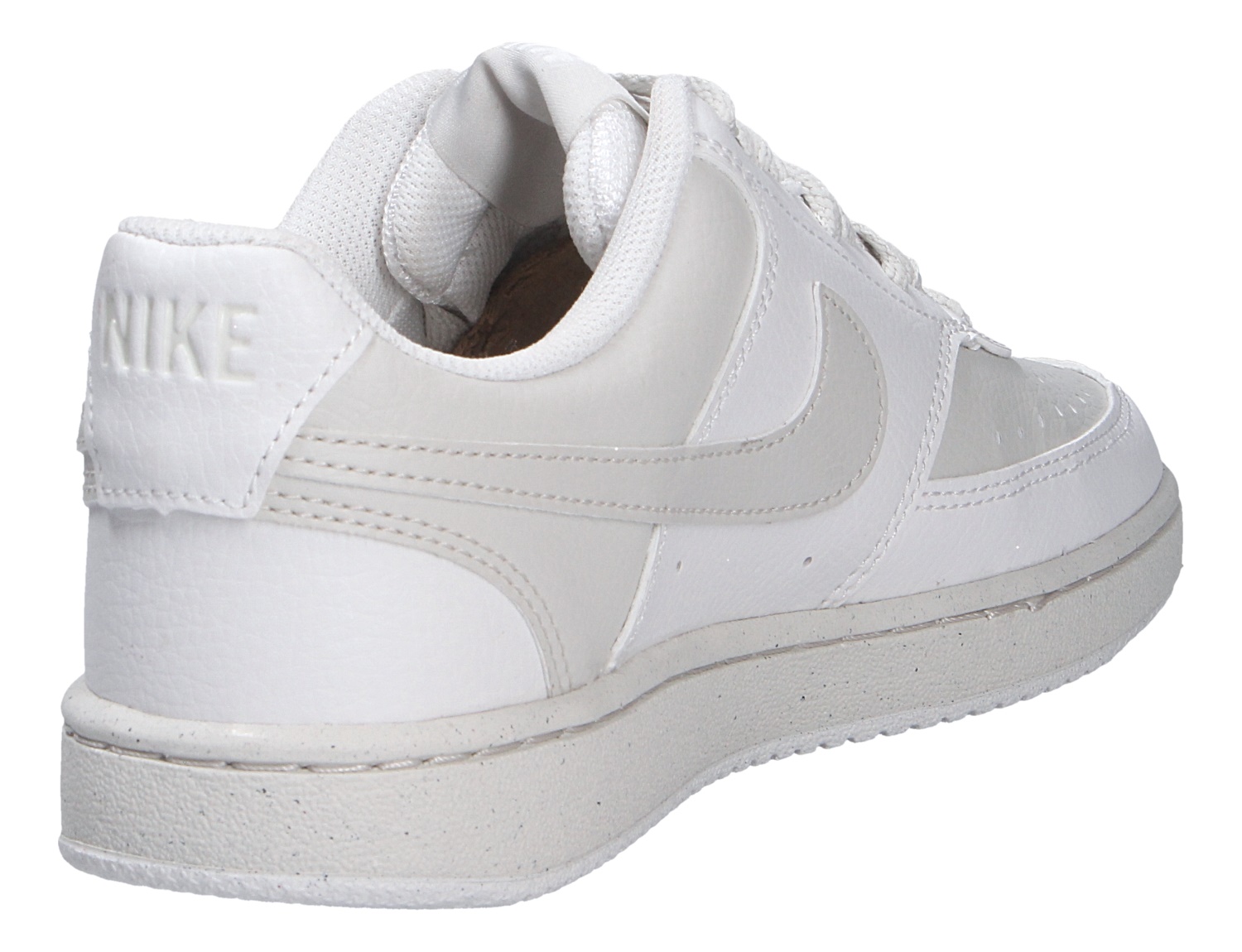 Nike Court Vision Lo weißer Low-Top-Sneaker aus Leder in Rück- und Seitenansicht mit Swoosh und gepolstertem Schaft