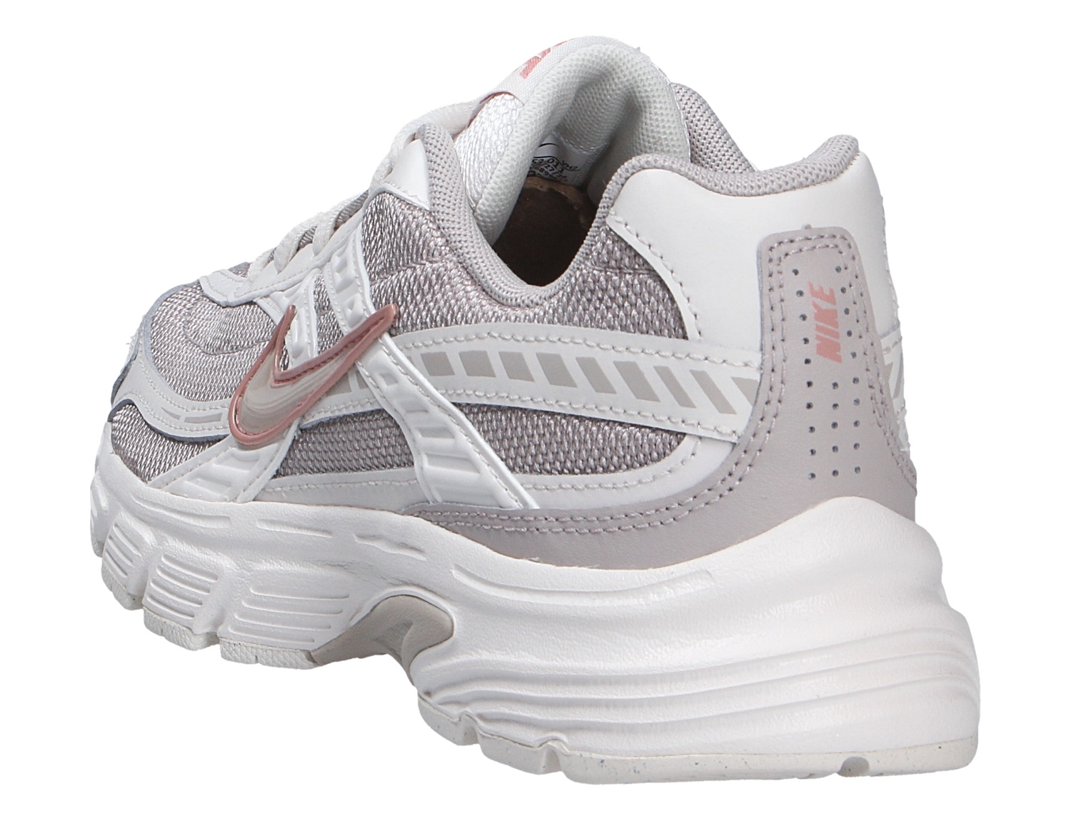 Nike Initiator Sneaker in Weiß und Hellgrau mit rosa Swoosh, robuste Laufsohle, Rück- und Seitenansicht