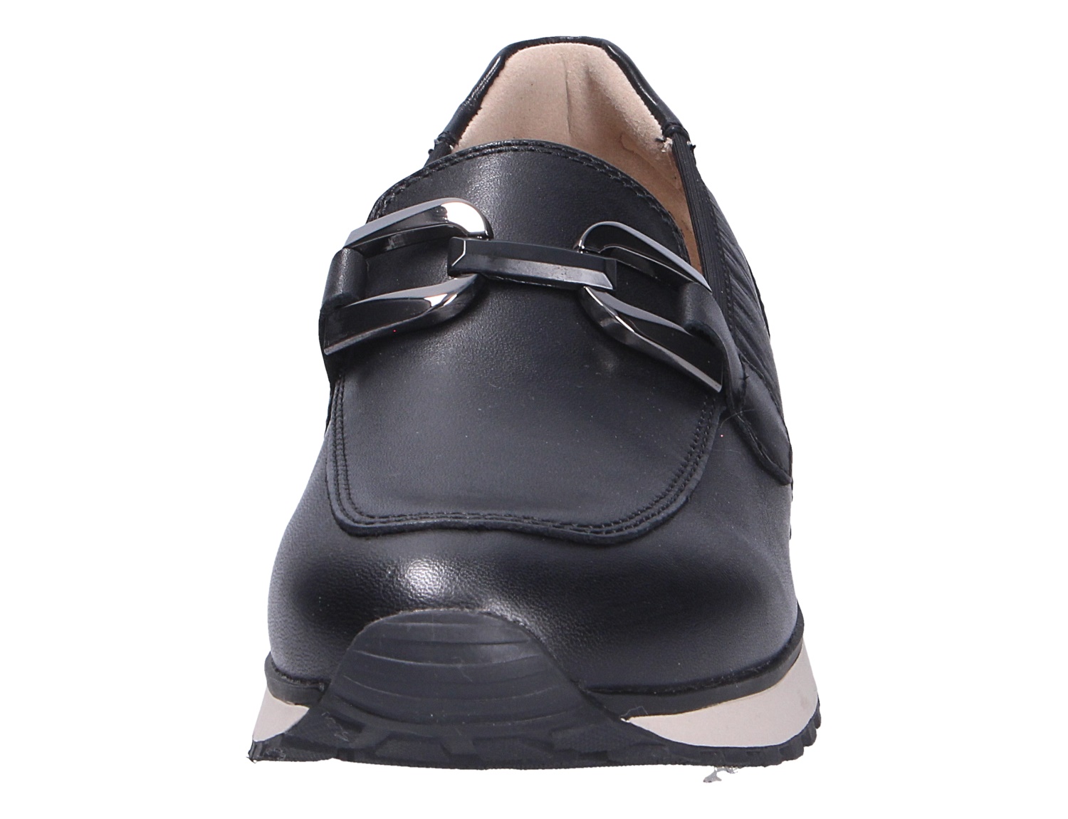 Caprice Damen Slipper in Schwarz, Frontansicht mit dekorativer Metallschnalle und sportlicher Sohle