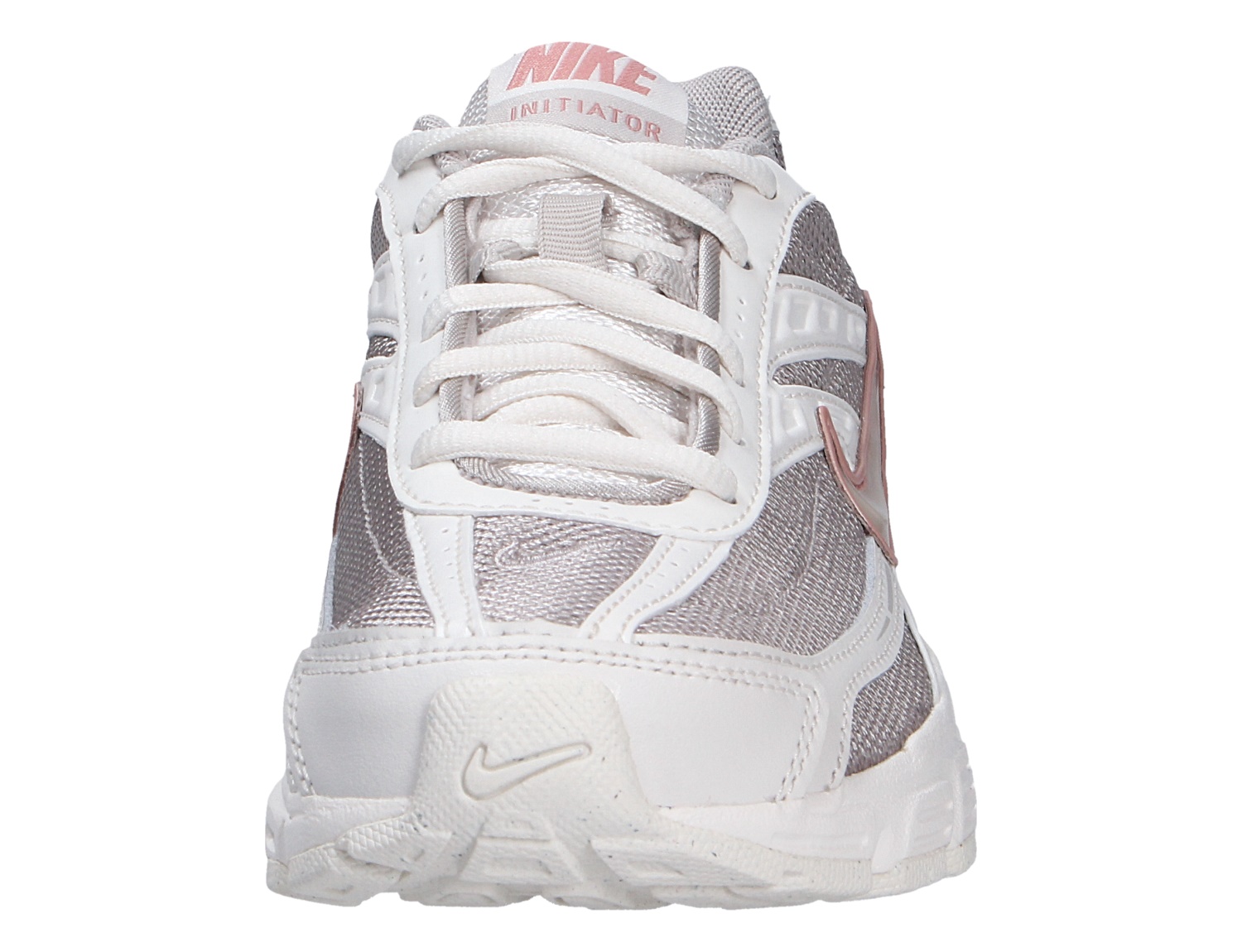 Frontalansicht des Nike Initiator Sneakers in Weiß und Silber mit roséfarbenem Swoosh und Mesh-Obermaterial