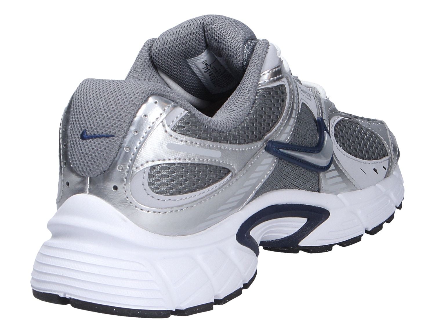 Nike V5 RNR Sneaker in Silber, Grau und Weiß mit Mesh-Obermaterial, markanter Sohle sowie Swoosh, gezeigt in Rück- und Seitenansicht