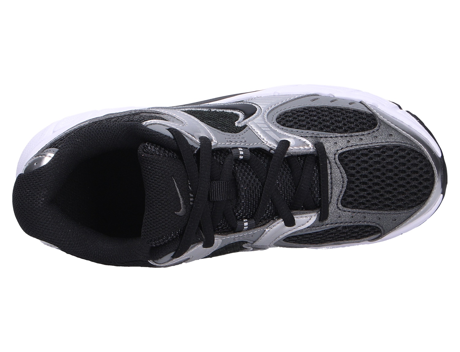 Nike V5 RNR Kinderschuh in Schwarz und Silber, sportlicher Sneaker für aktive Kinder, Draufsicht mit Schnürung und atmungsaktivem Mesh