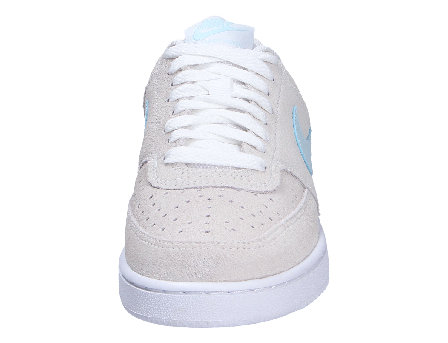 Frontansicht des Nike Court Vision Lo Sneakers in Weiß mit hellblauem Swoosh und weißen Schnürsenkeln